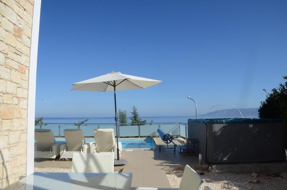 Villa photo 2
