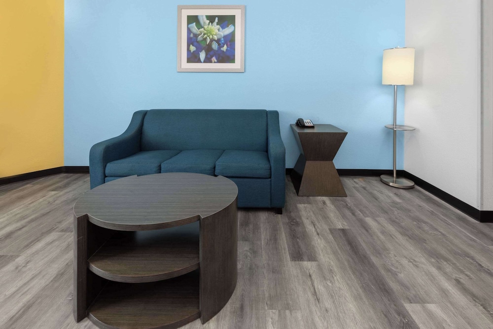 Deluxe Suite, 1 King Bed, Accessible, Non Smoking (Mobility/Hearing, Tub w/ Grab Bars) photo 1