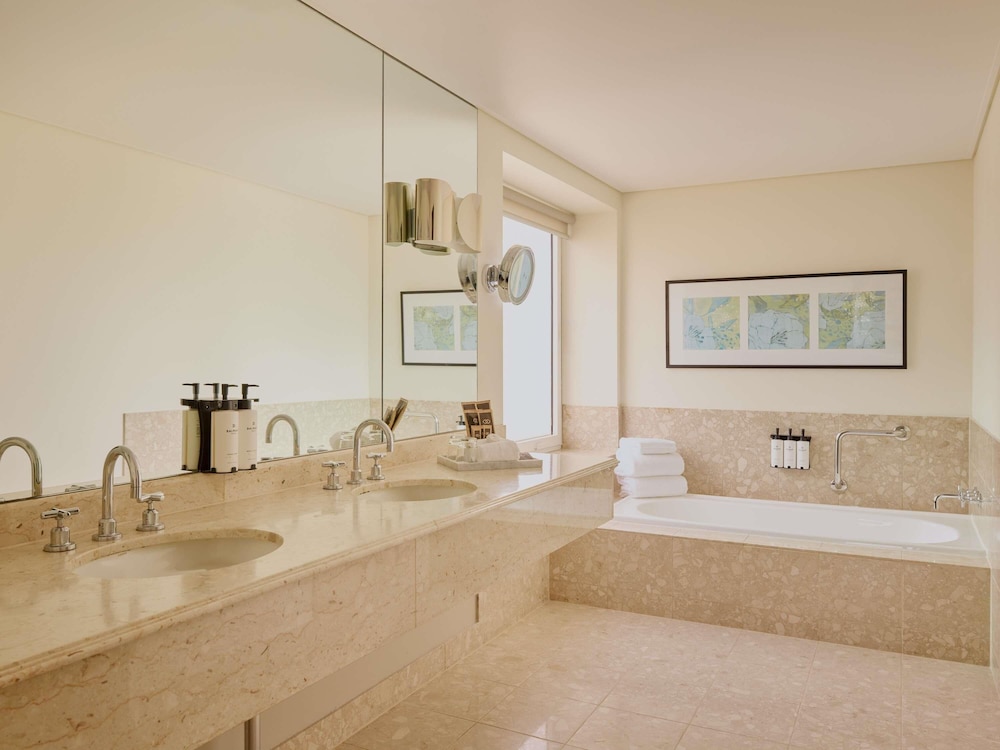 Signature Suite, 1 King Bed, City View - Photo 7