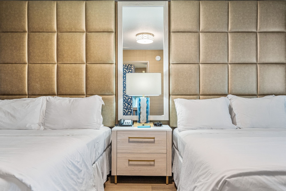 Deluxe Suite, Multiple Beds - Photo 1