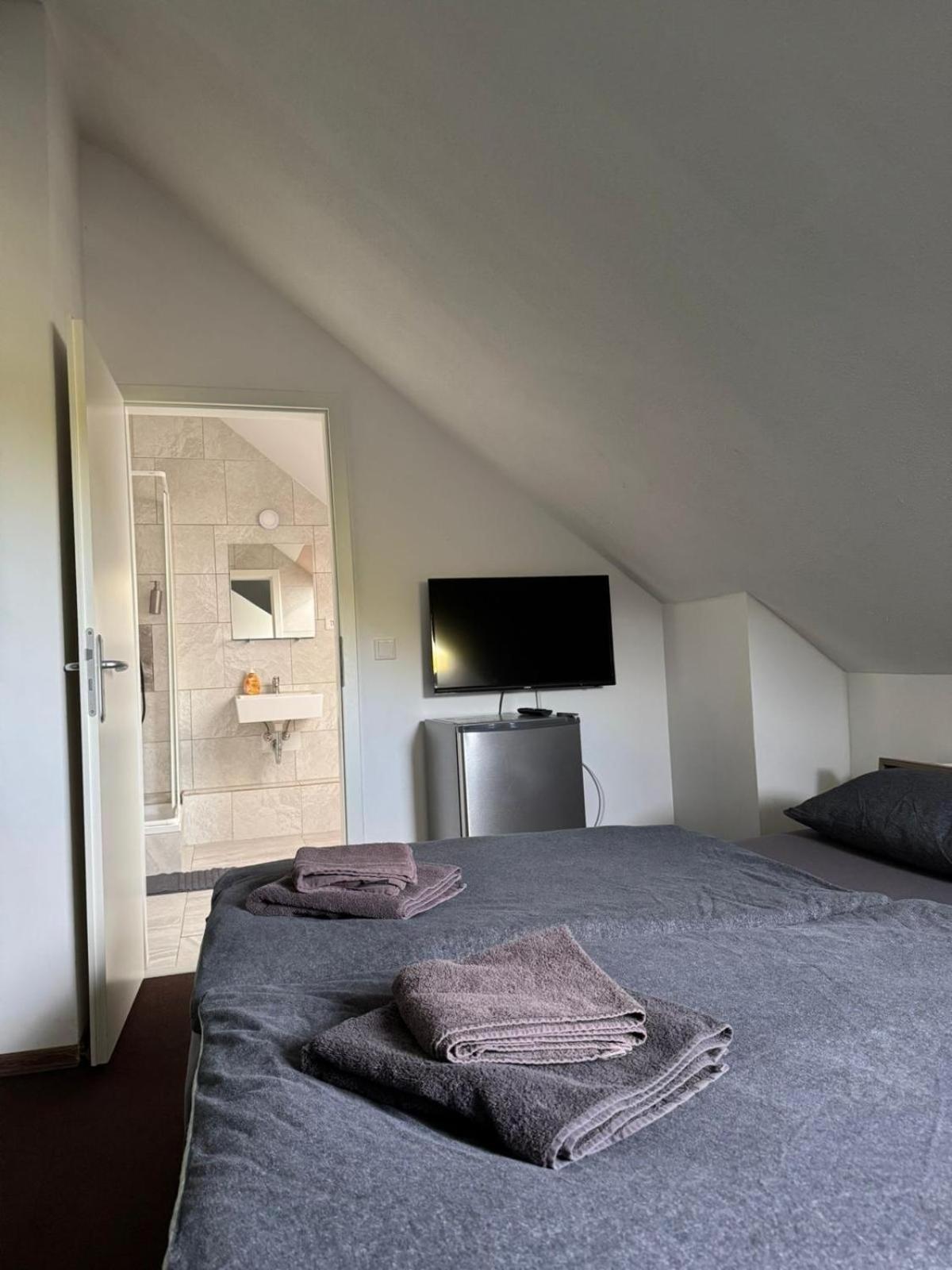 Quadruple Room with Private Bathroom photo 3