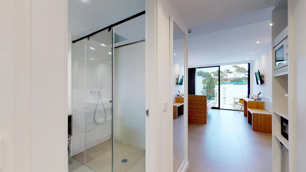 Quadruple Room, 1 Bedroom, Partial Ocean View photo 2
