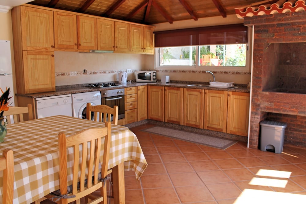 Cottage, 3 Bedrooms, Terrace, Mountain View photo 2