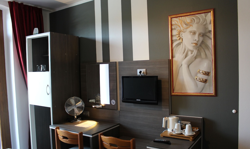Double or Twin Room (Small) photo 3