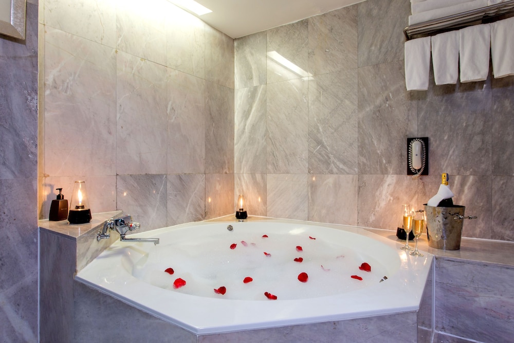 Executive Suite, 2 Queen Beds, Terrace thumbnail 6