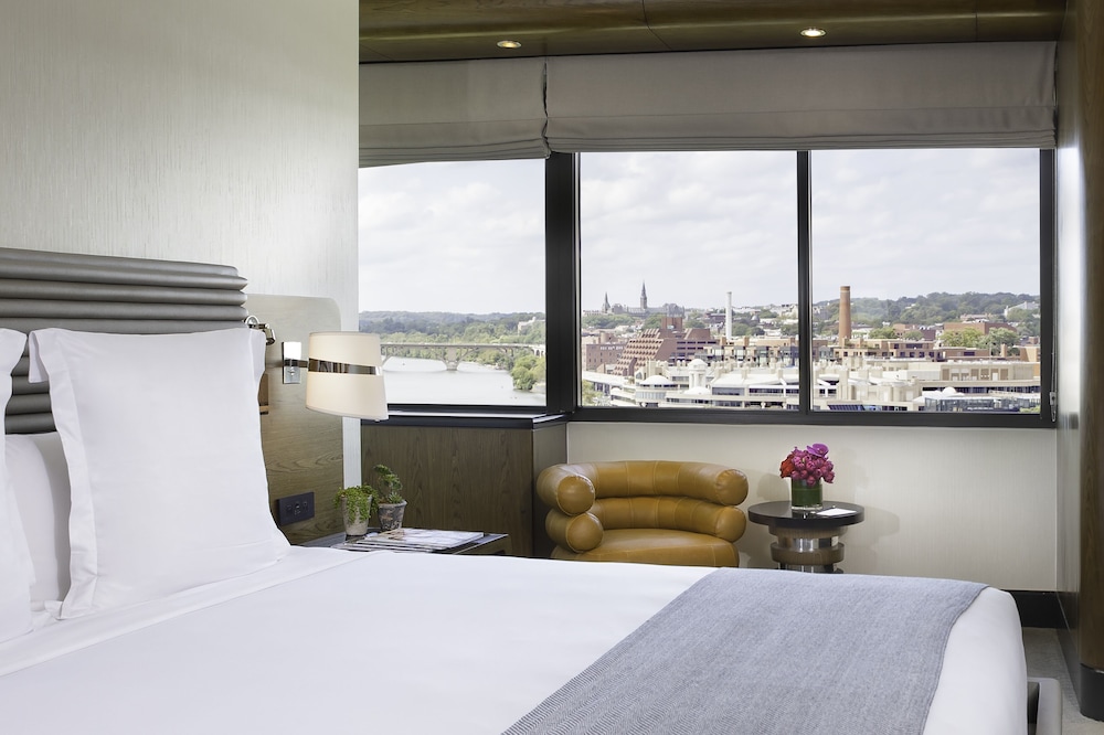 Deluxe Room, 1 King Bed, River View - Photo 4