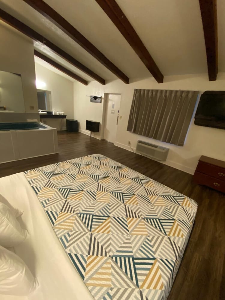 Deluxe Suite, 1 King Bed, Smoking, Hot Tub photo 2