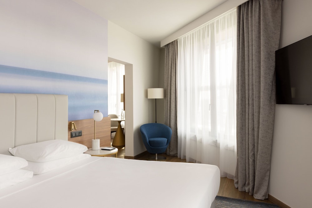 Executive Suite, 1 Bedroom - Photo 2