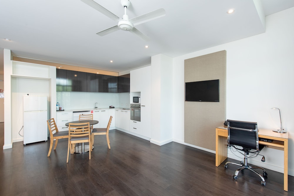 One-Bedroom Central Apartment thumbnail 6