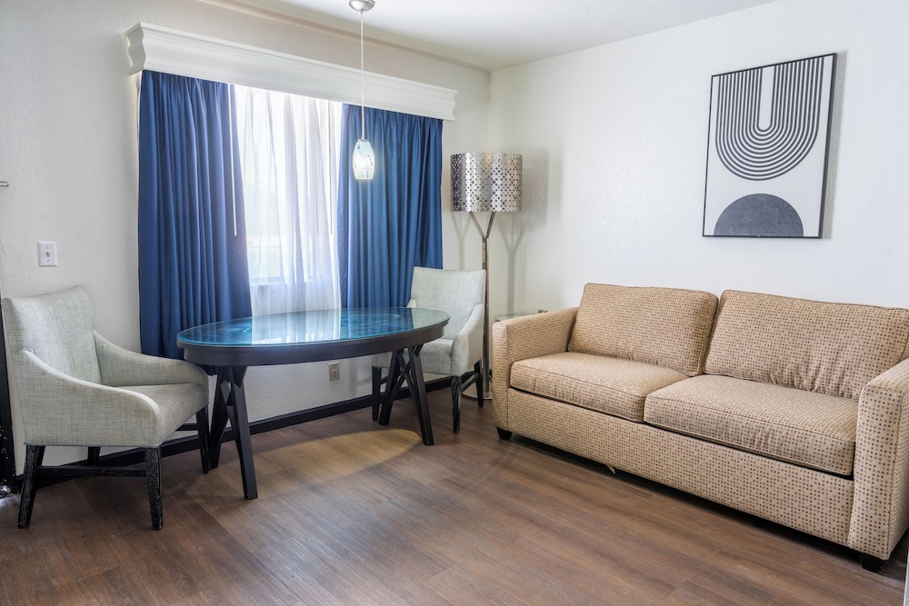 Suite, Multiple Beds, Kitchenette - Photo 2