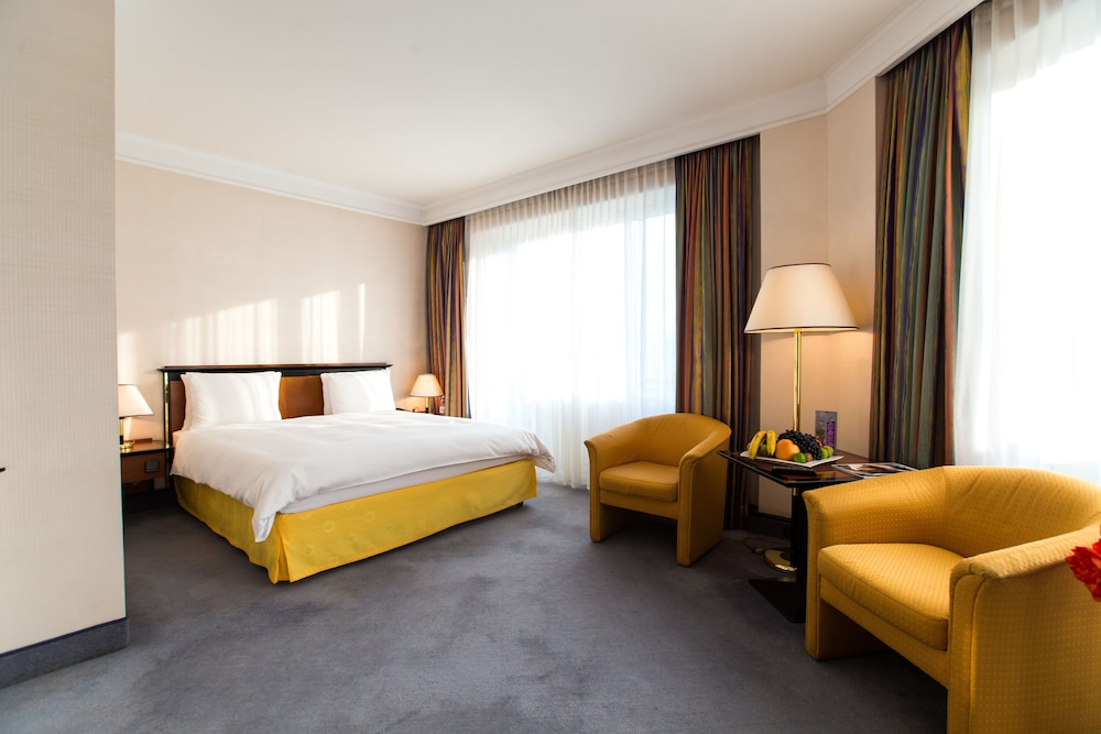 Deluxe Room, 1 King Bed photo 3