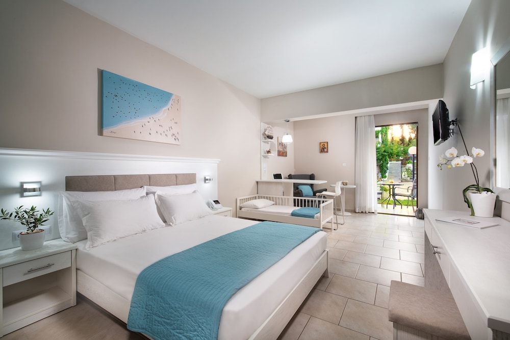 Family Room, 1 Bedroom, Pool View (Superior) photo 3