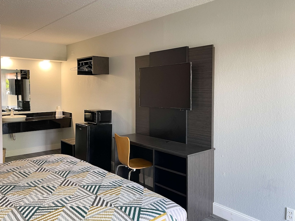 Standard Room, 1 King Bed, Accessible, Non Smoking - Photo 6