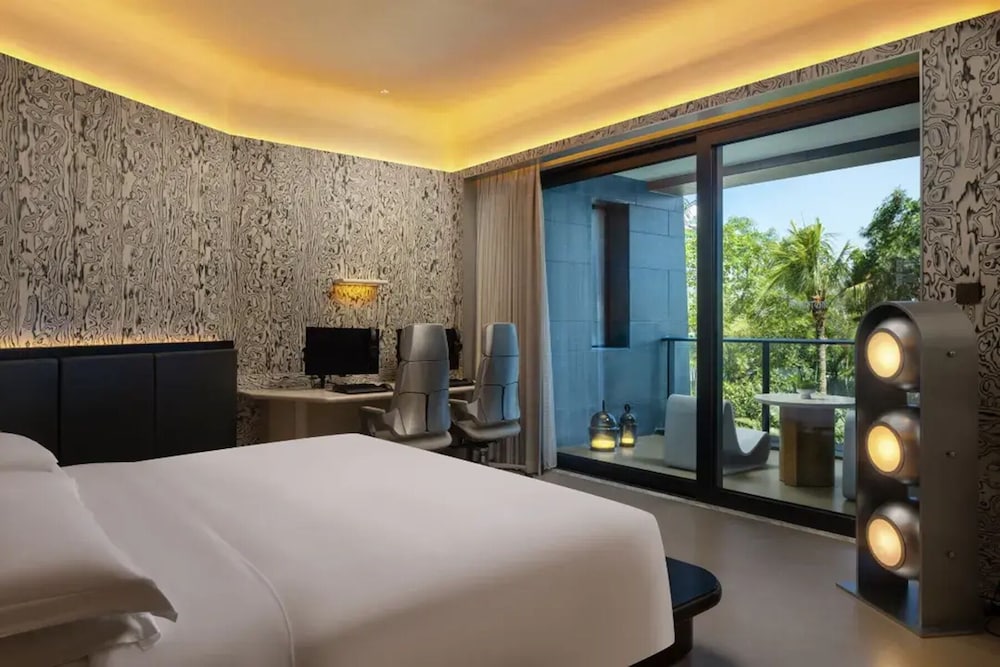 Room, 1 King Bed (Essential, eSports)