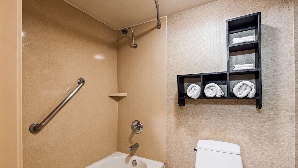 Standard Room, 1 King Bed, Non Smoking, Refrigerator & Microwave - Photo 2
