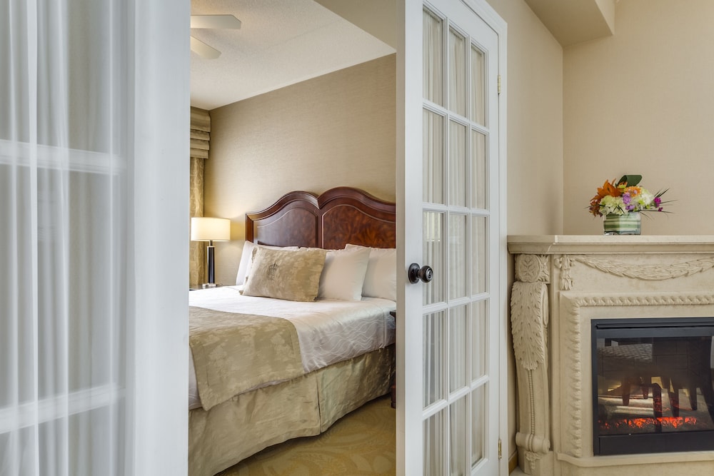 Deluxe King Suite with Jetted Tub-Separate Living Room - Photo 2