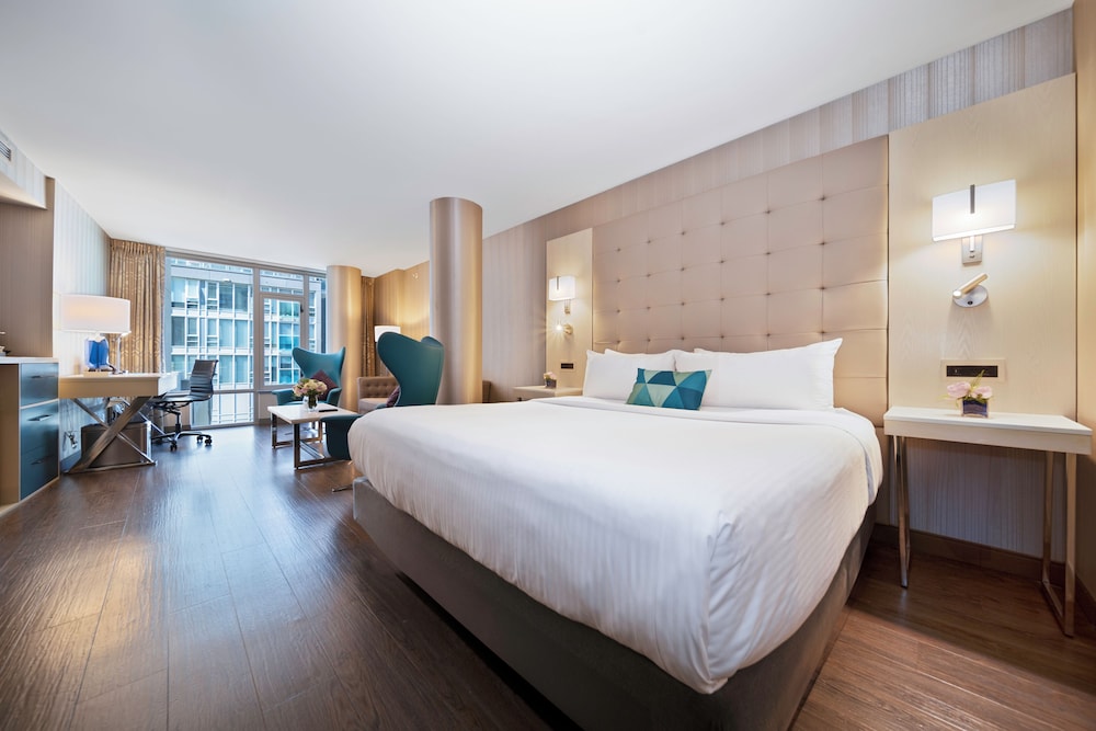 Signature Suite, 1 King Bed with Sofa bed thumbnail 5