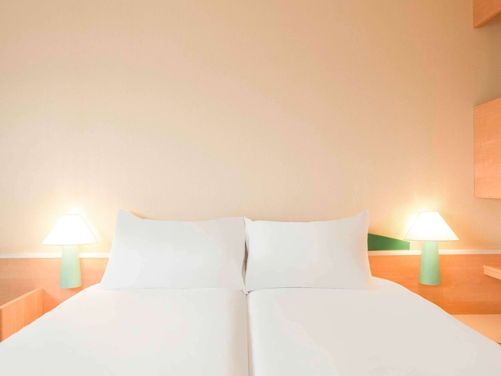 Standard room with 2 single beds photo 3