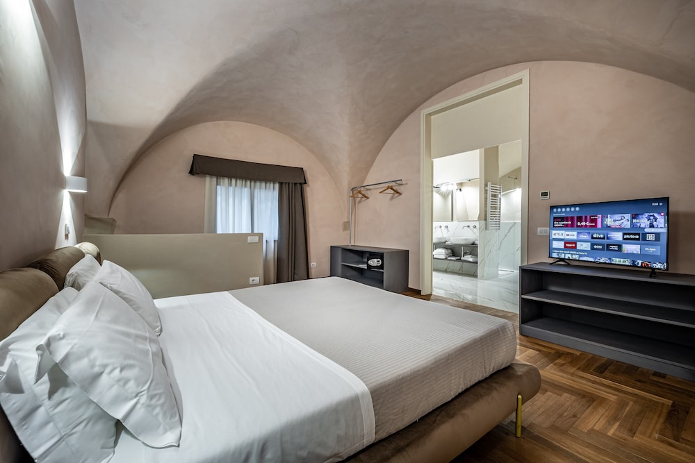 Deluxe Suite (Jacuzzi) - Photo 1