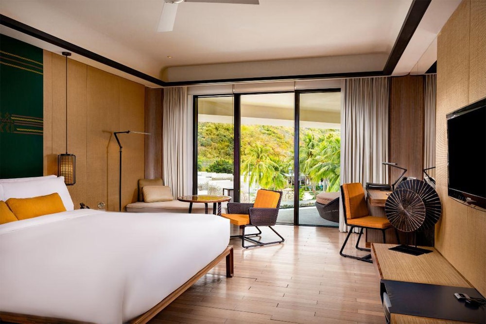 Classic Room, 1 King Bed, Club Lounge Access, Garden View (Garden View)