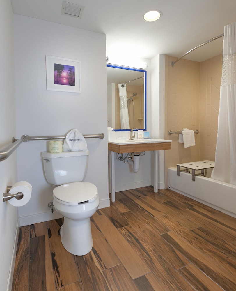 Room, 2 Queen Beds, Accessible, Bathtub - Photo 4