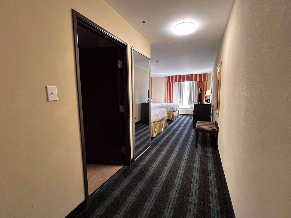 Standard Room, 2 Queen Beds, Non Smoking, Refrigerator & Microwave photo 3