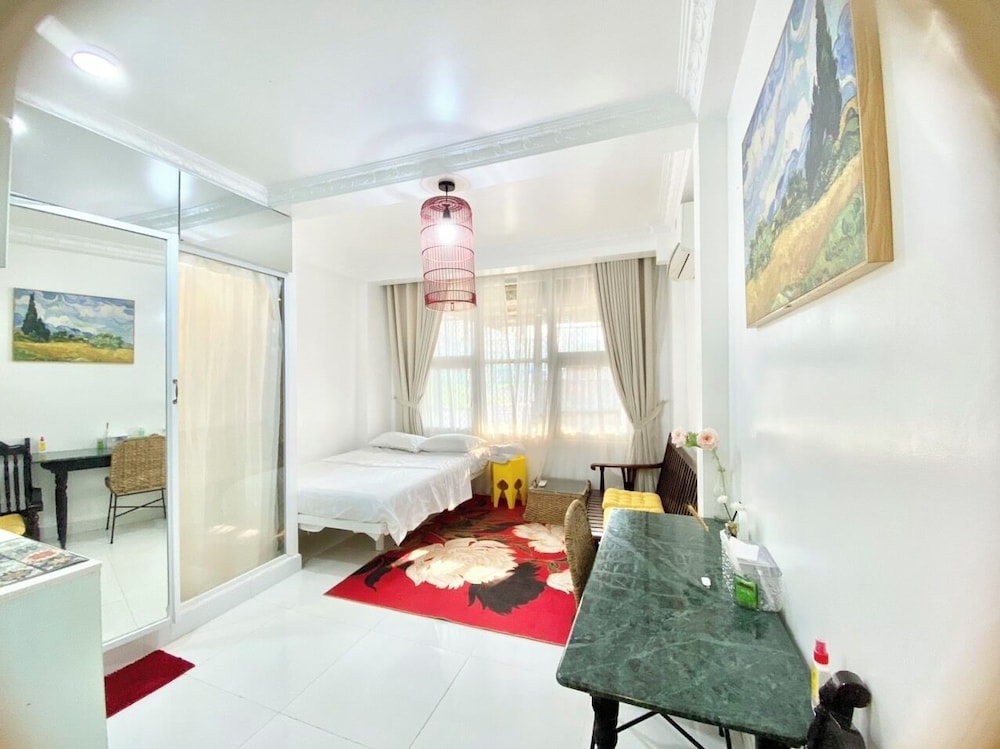 Comfort Room, City View