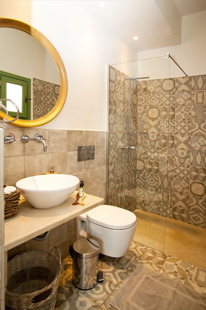 Luxury Studio, Jetted Tub photo 2