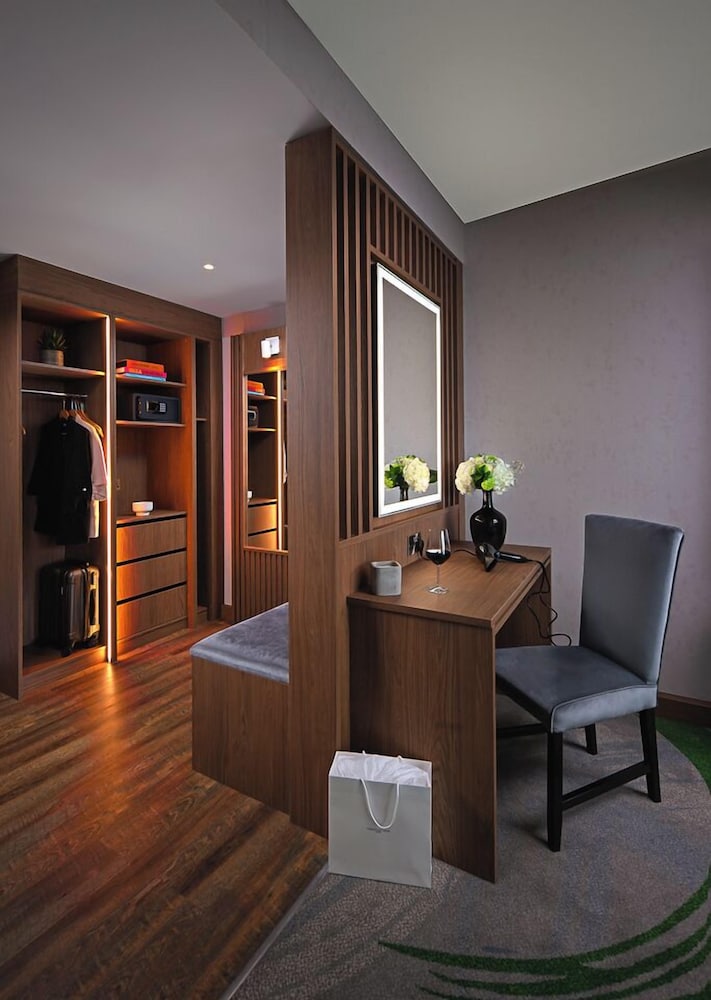 Deluxe Balcony Room thumbnail 5