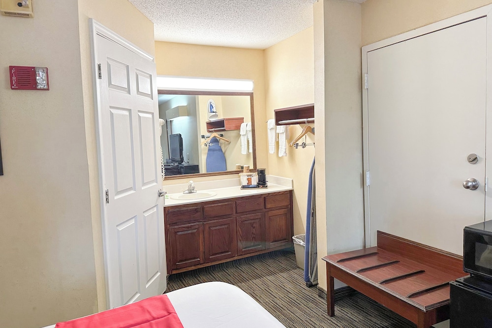Room (King Bed Non-Smoking) - Photo 11