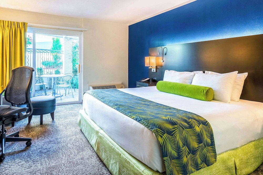 Room, 1 King Bed, Balcony, Pool View - Photo 1
