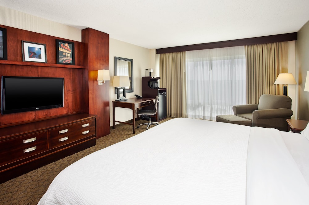 Standard Room, 1 King Bed with Sofa bed, Mobility Accessible (Accessible Tub) - Photo 3
