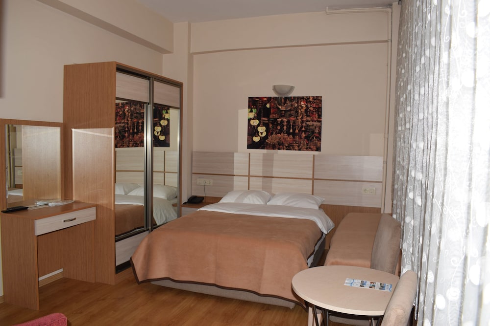 Economy Triple Room photo 1