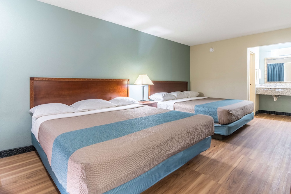 Standard Room, Multiple Beds, Non Smoking - Photo 9