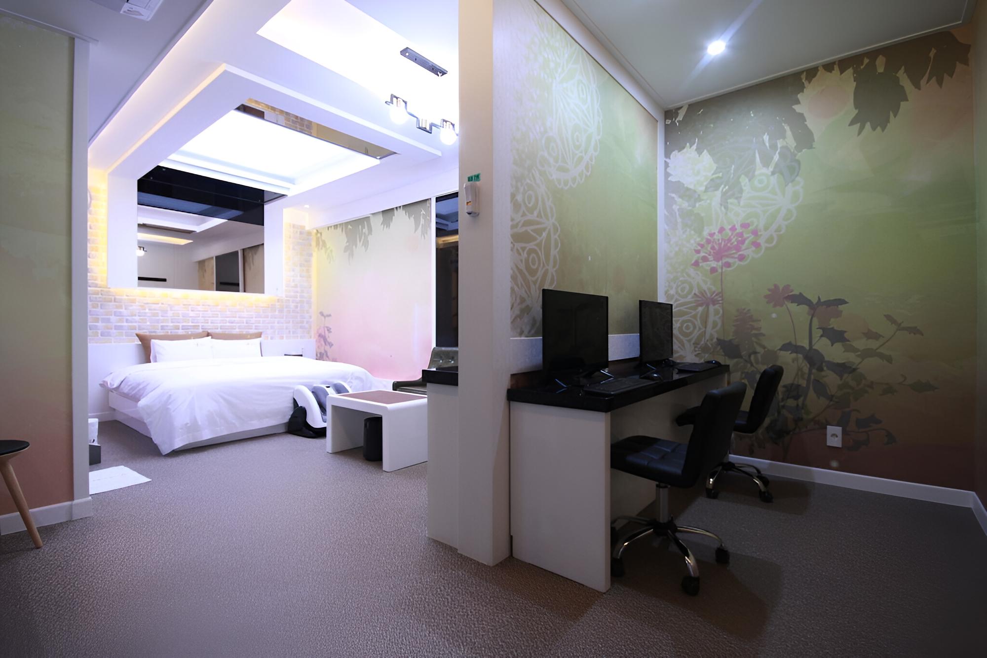 Room (Semi-special room (Free Netflix avail) - Photo 10