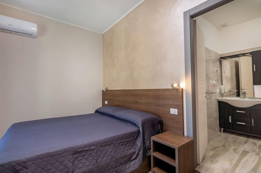 Standard Double Room - Photo 2