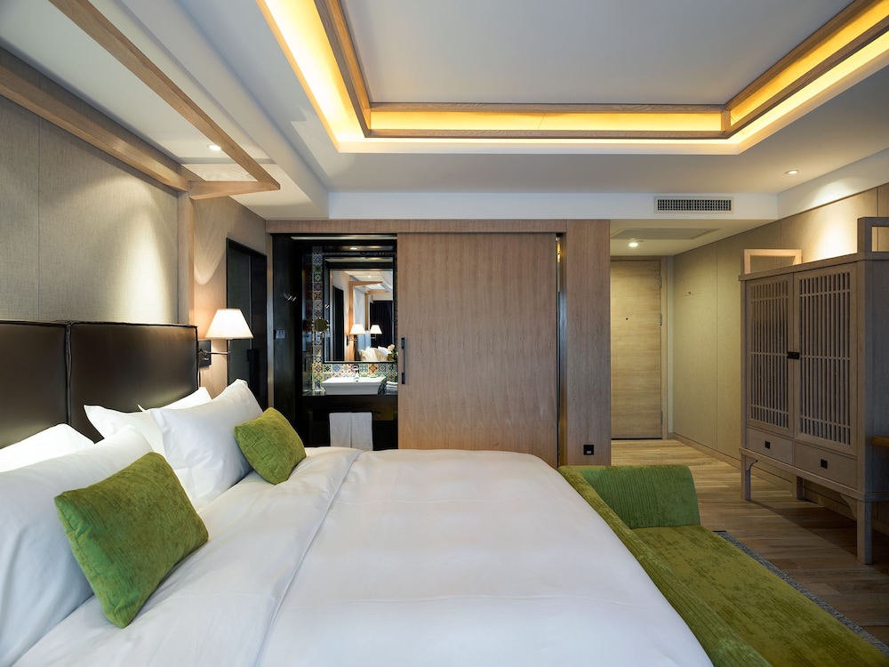 Elegant Queen Room photo 3