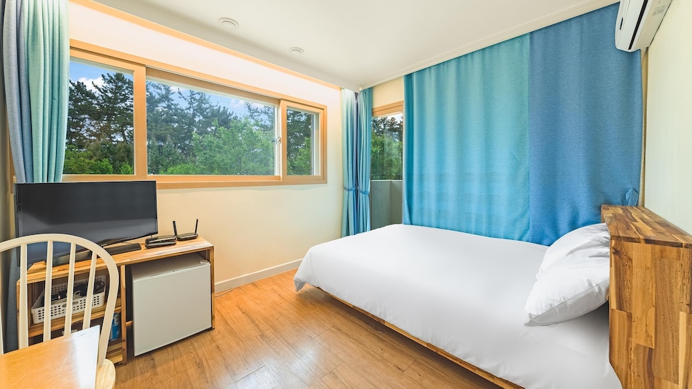 Basic Room, 1 Bedroom (103(Ocean View/No cooking)) - Photo 1