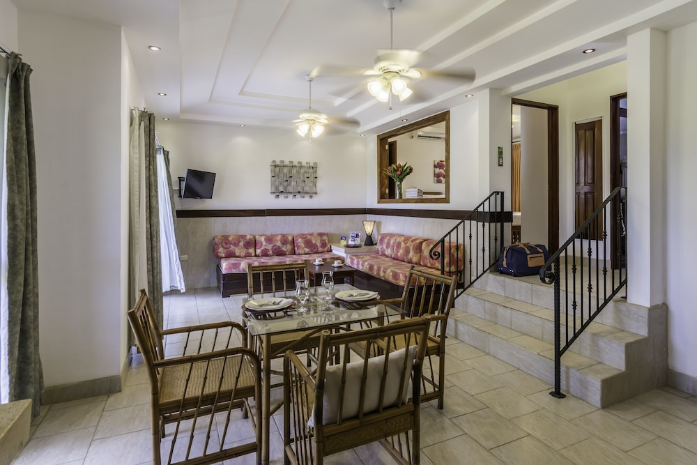 Standard Room, 1 Queen Bed, Kitchen, Partial Ocean View (With Two Single Sofabeds) photo 2