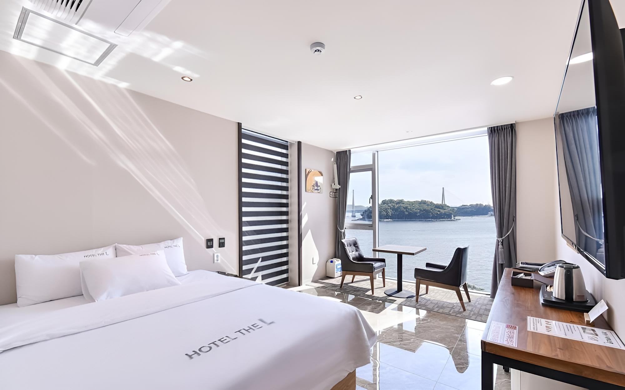 Room (Deluxe Ocean View) photo 1