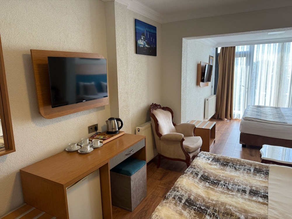 Family Room for Four People with Sea View and Balcony photo 1