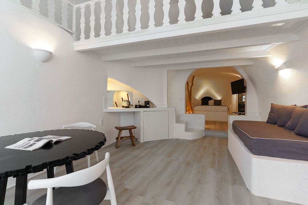 Junior Suite (Caldera View) - Photo 3