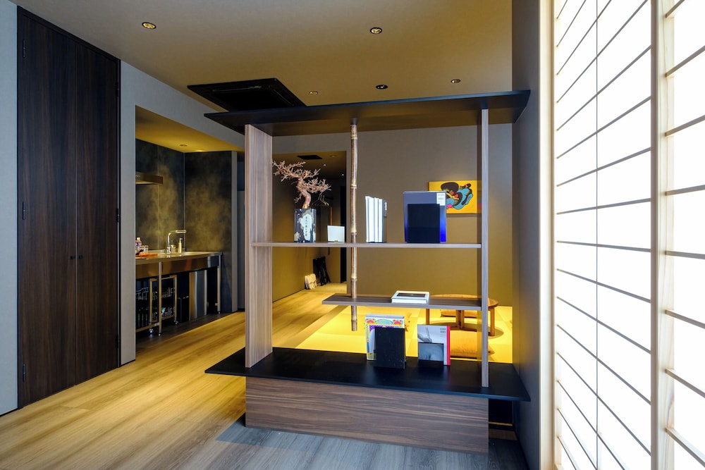 Premium Twin Room thumbnail 5