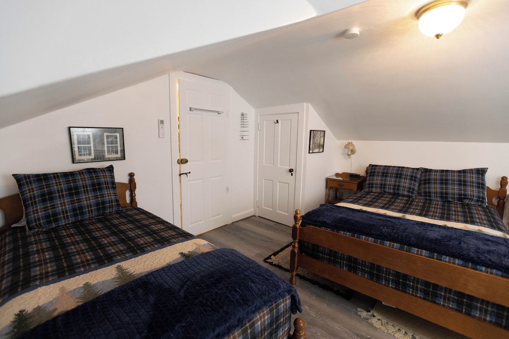 Room 12 - Shared Bath With/Room 3 & 11 photo 2