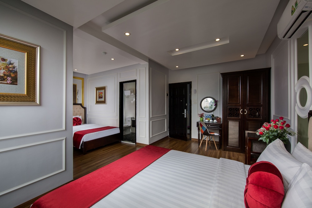 Family Suite, 1 Double and 2 Single Beds, City View