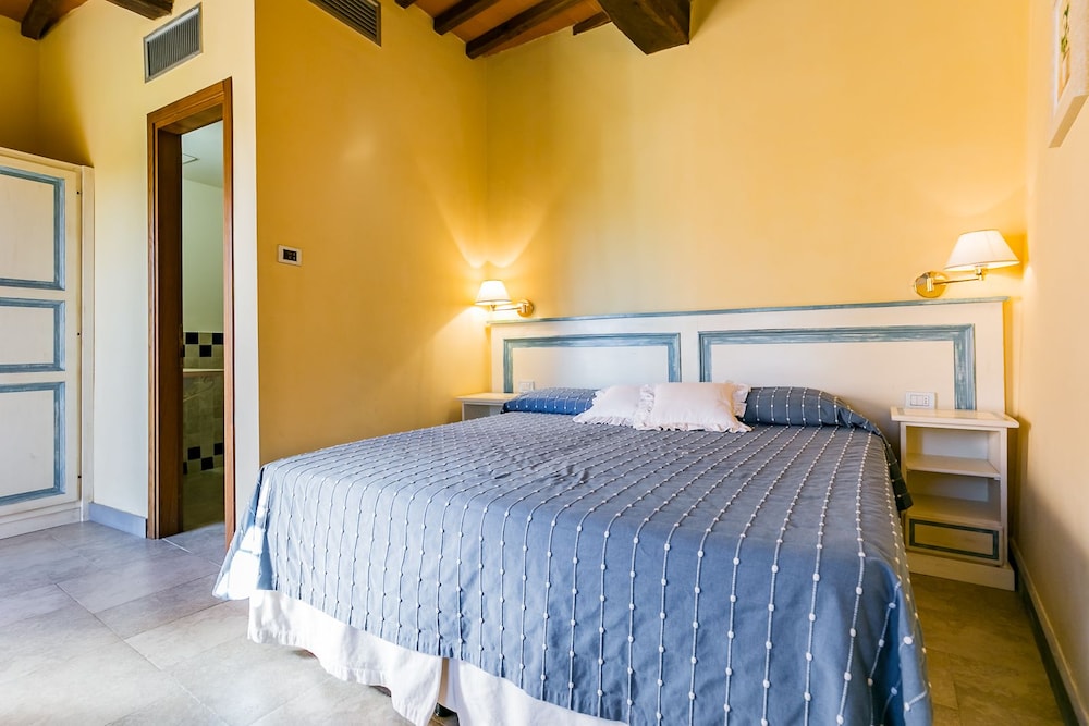 Classic Single Room, 1 Queen Bed, Private Bathroom, Garden View