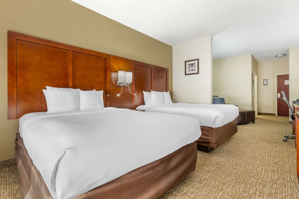 Suite, Multiple Beds, Non Smoking - Photo 2