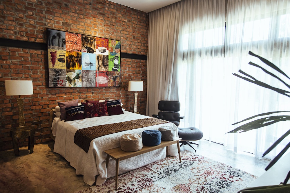 Premium Suite - Photo 16