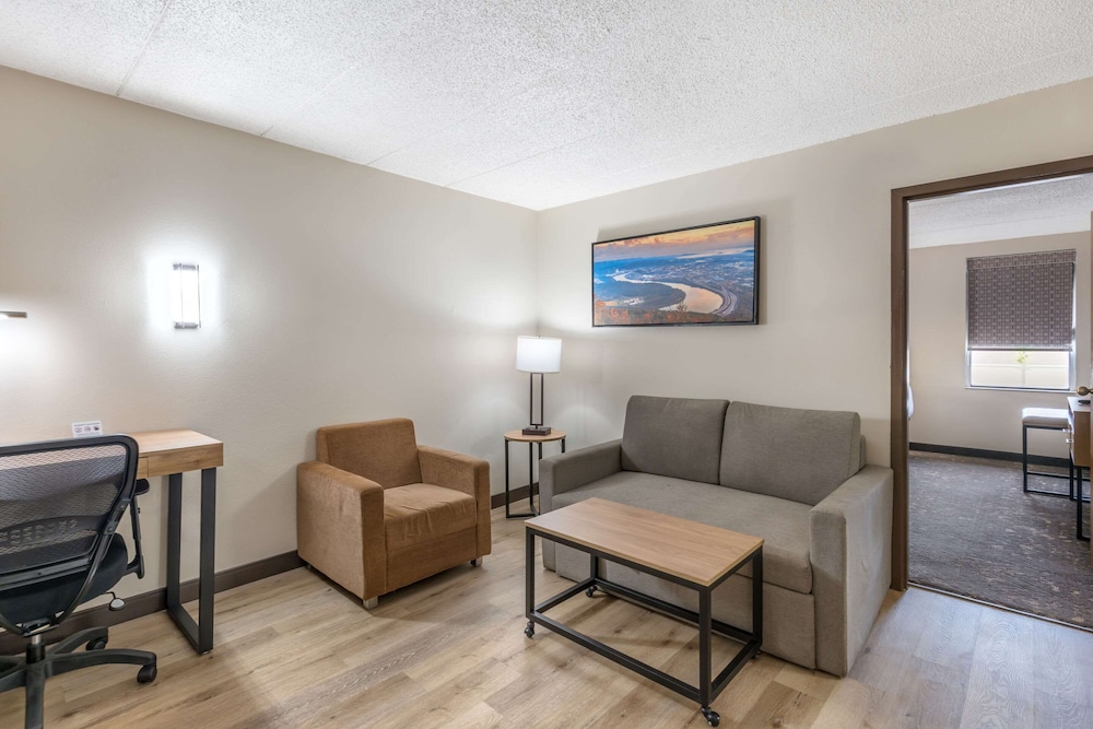 Suite, 2 Double Beds, Non Smoking, Patio - Photo 4
