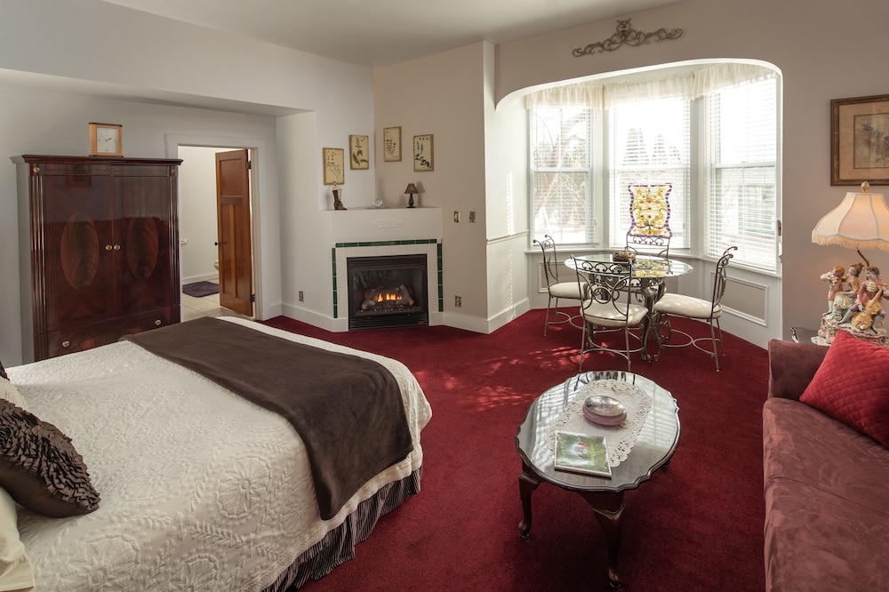 Elite Suite, 1 King Bed, Accessible, Jetted Tub (Pets Not Allowed)
